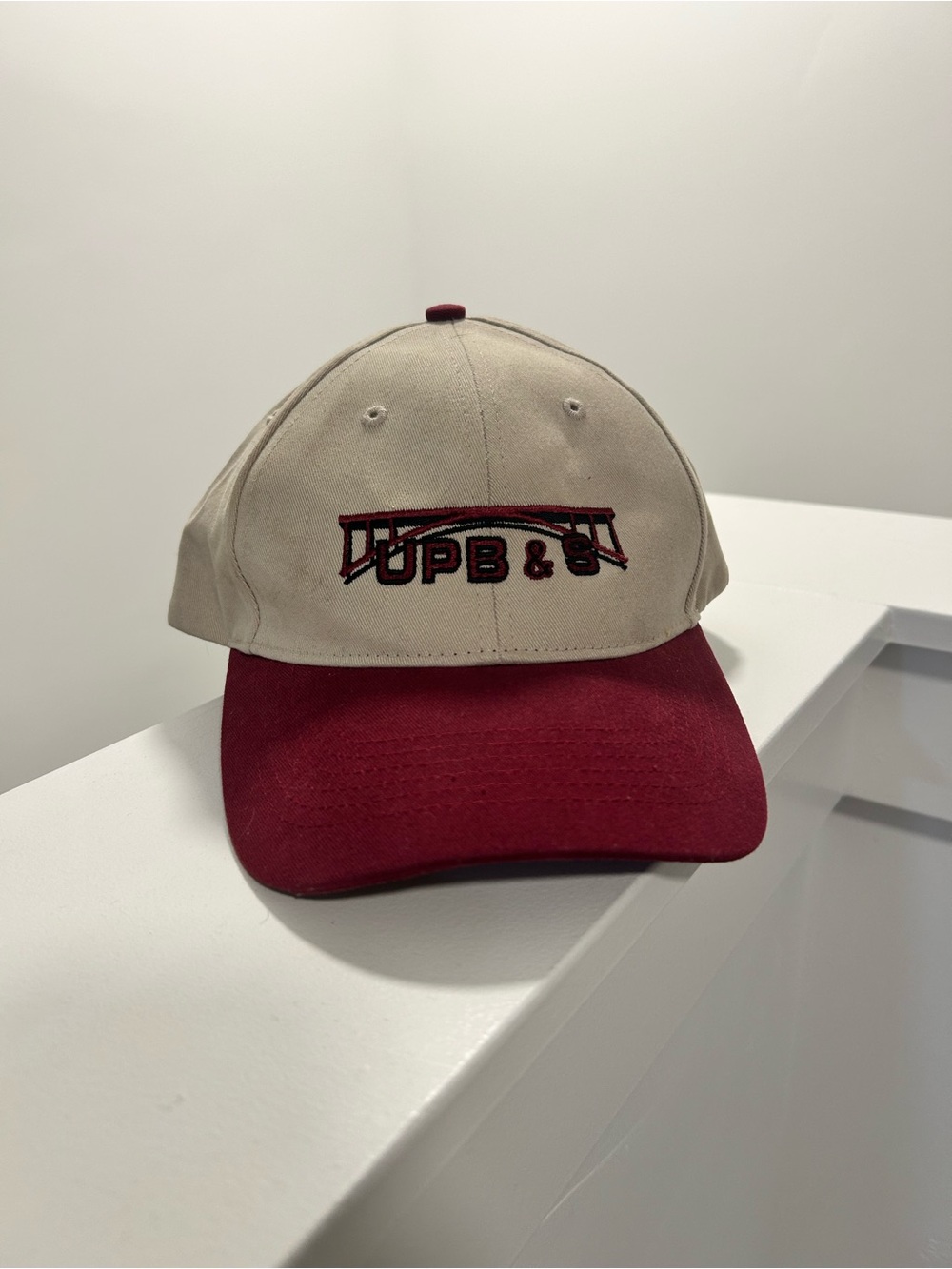 Two-Tone Baseball Cap in Beige and Burgundy